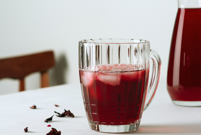 Illustration de Infusion Fraîcheur : Hibiscus, menthe et rapadura