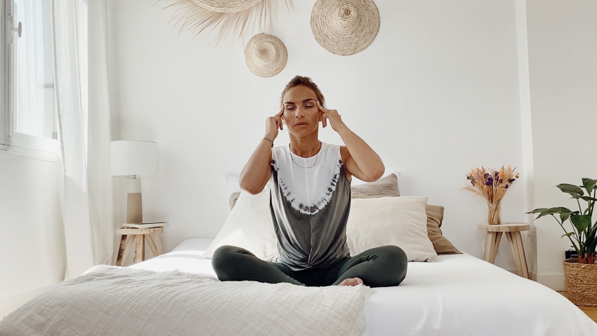 Vignette vidéo Yoga sur le lit : Yoga du Soir pour une Bonne Nuit de Sommeil