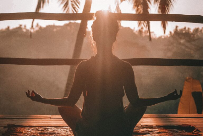 Article de blog, débuter le yoga, par quoi commencer june chez vous