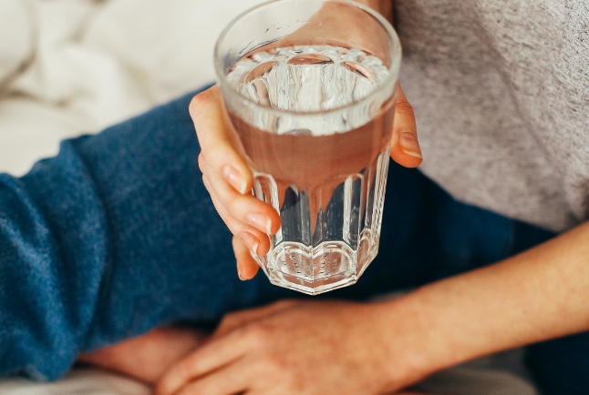 article de blog, l'importance de boire de l'eau june chez vous