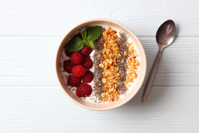 Illustration de Yaourt bowl au muesli et fruits frais