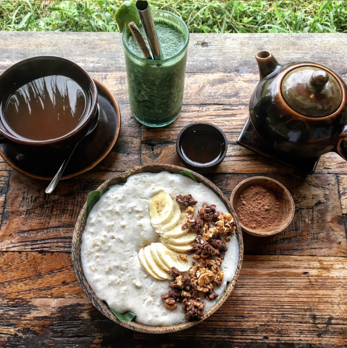 Illustration de Smoothie bowl banane, coco, mangue & amandes