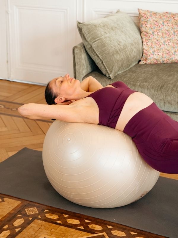Photo de Jeanne en posture sur un swiss ball